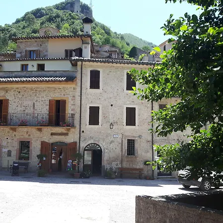 Torre Del Nera Diffuso & فندق